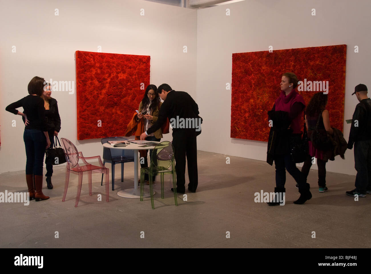 Gli amanti dell'arte all'indipendente, una fiera durante il New York settimana d'arte. Foto Stock