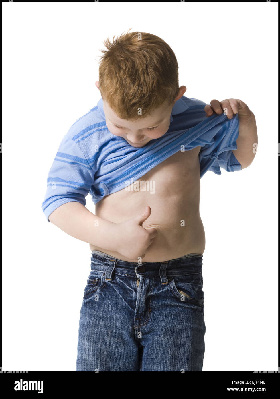 Ragazzo che guarda al suo pulsante di emergenza Foto stock - Alamy