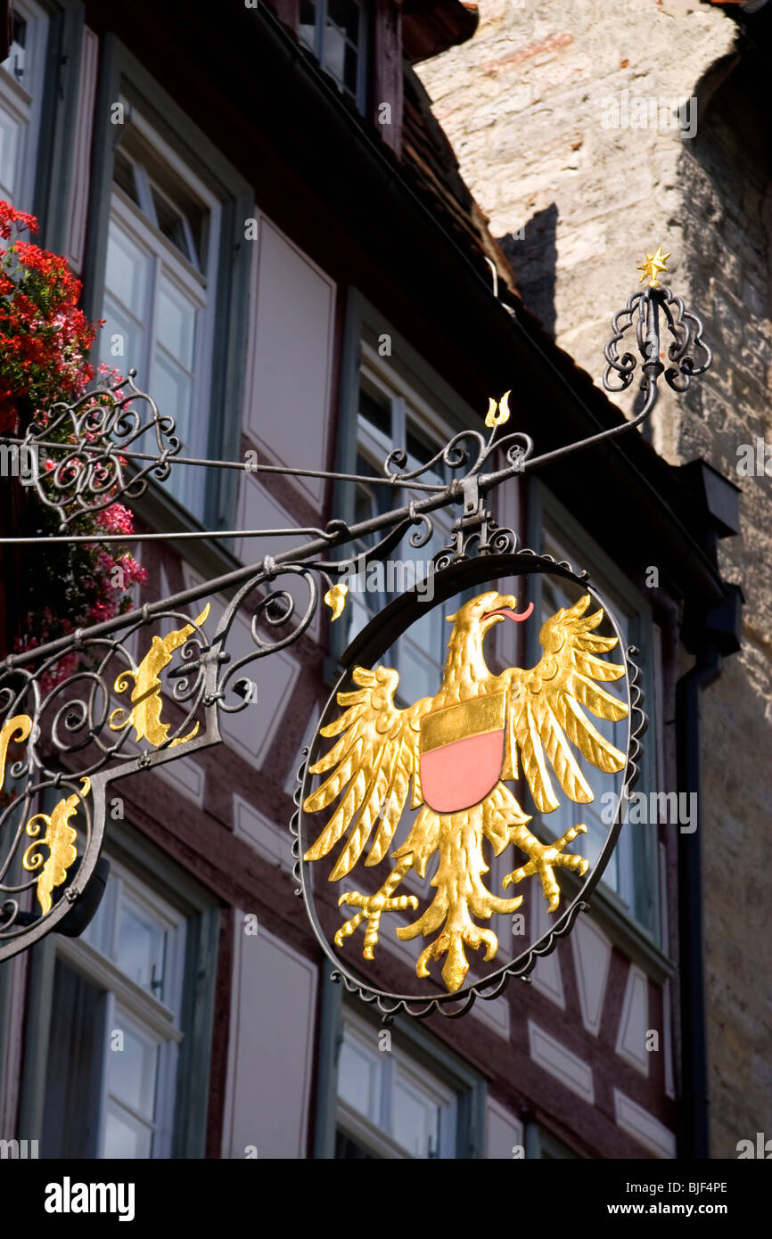 Segno ornato sopra il 'Goldener Adler' (Aquila dorata) Hotel, Schwäbisch Hall, Baden-Württemberg, Germania, Europa Foto Stock