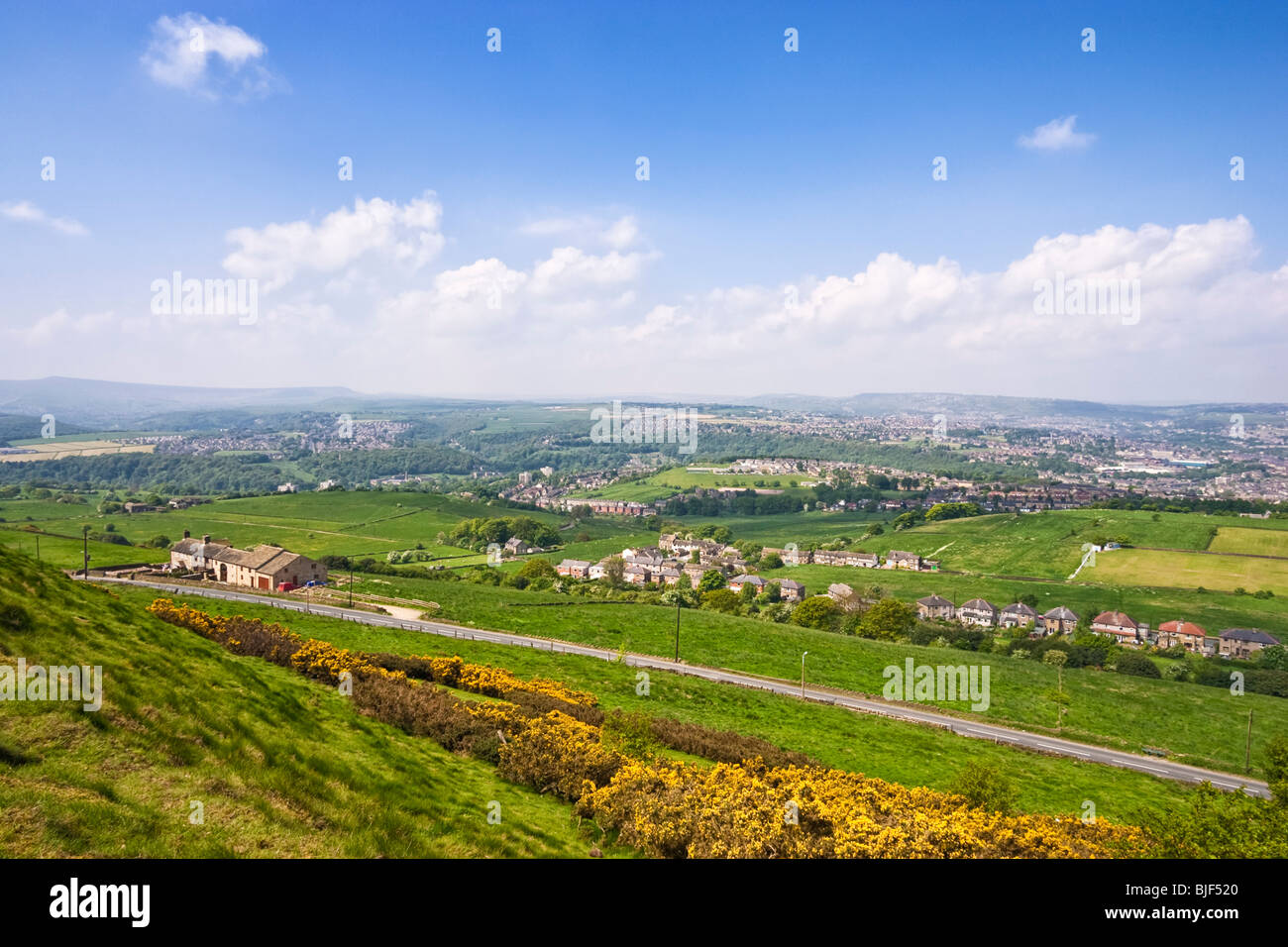 Vista la Holme Valley da Castle Hill, Huddersfield, West Yorkshire Regno Unito Foto Stock