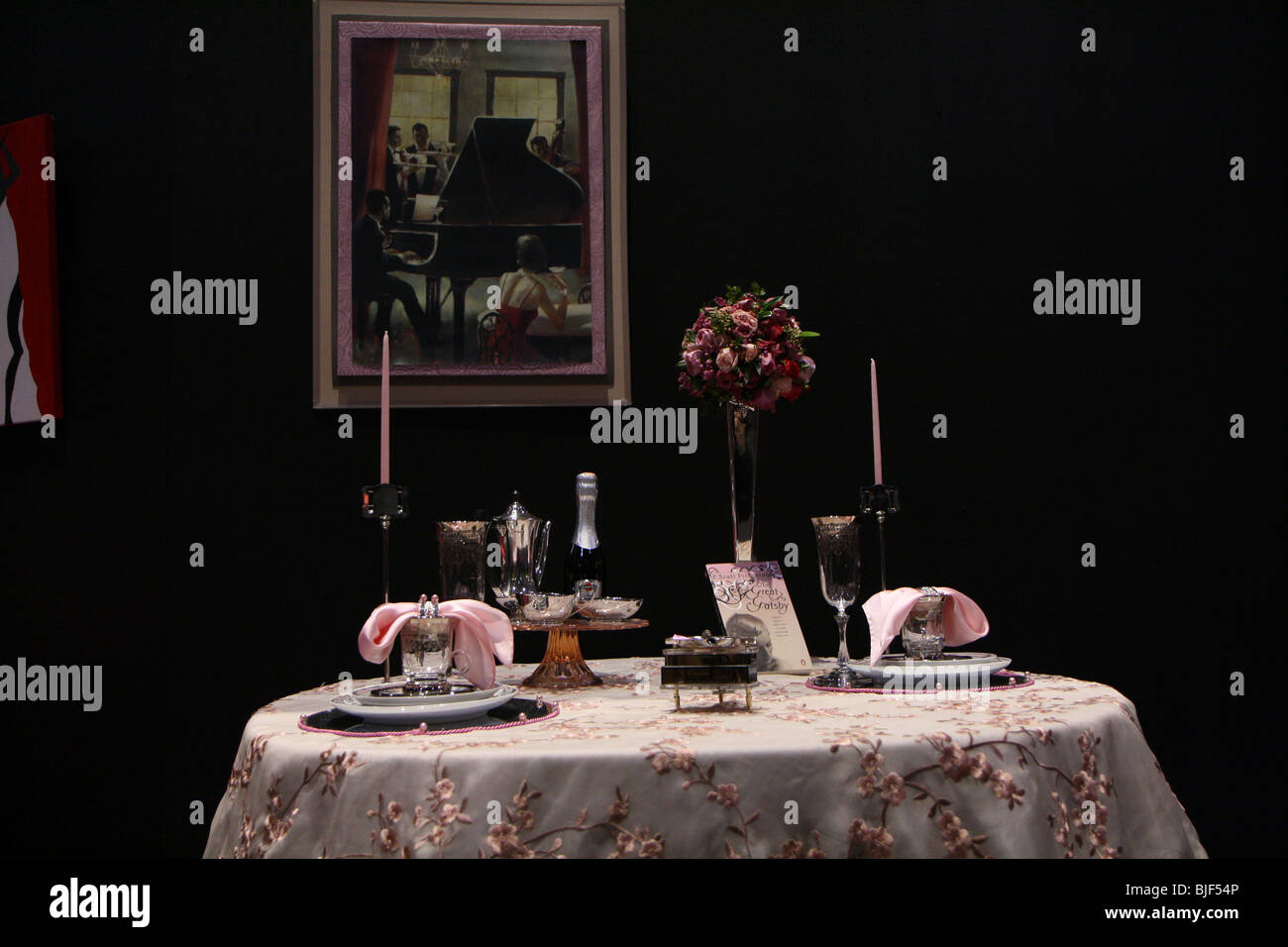 Eleganza candela di lusso argenteria igienico lastra di vetro la cena rose vaso nero decorazioni rosso scuro fiore luminoso tabella Foto Stock
