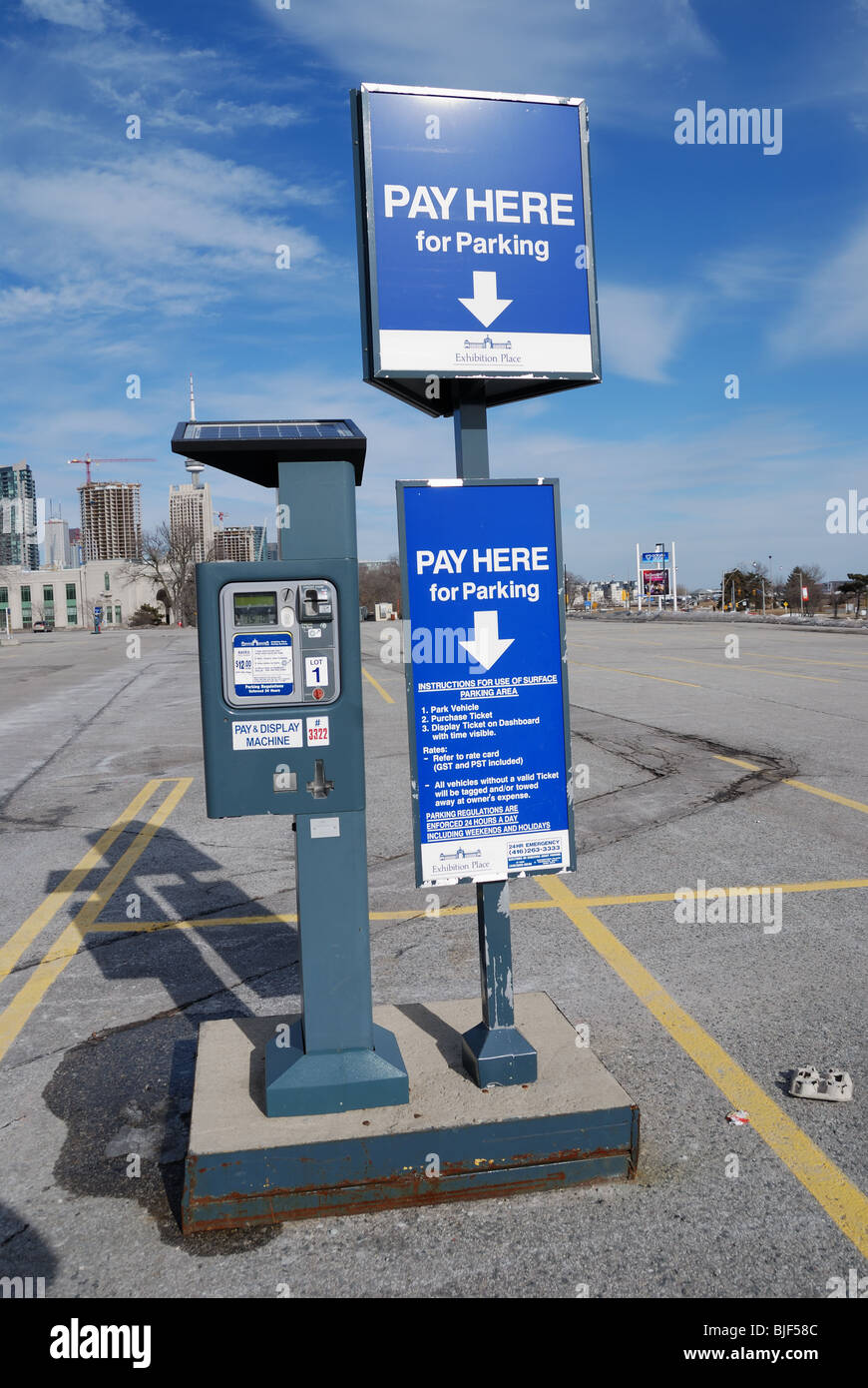 Un solare elettronici alimentati a gettone parcheggio ticket distributore in Toronto Ontario Foto Stock