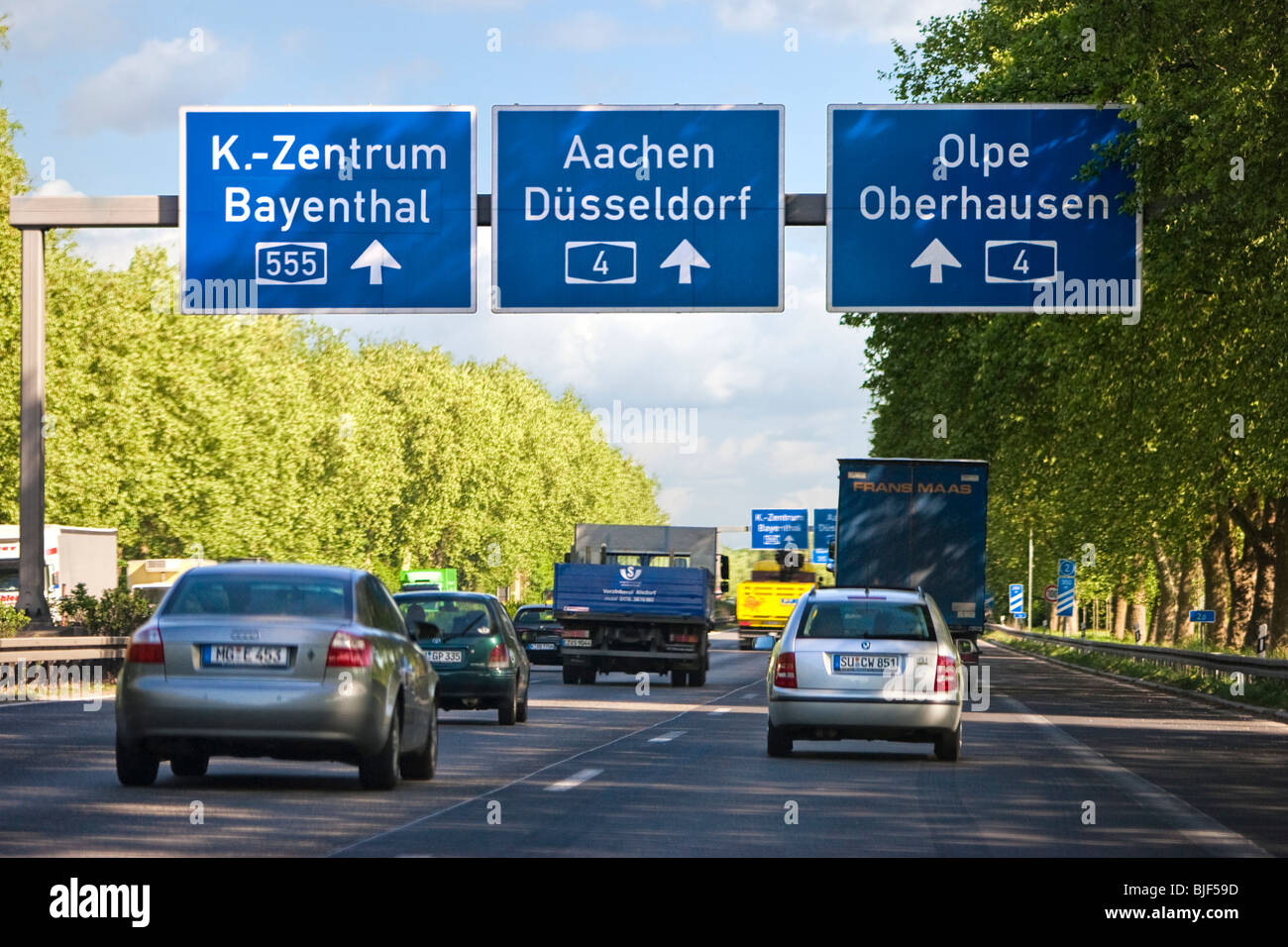 Il traffico di automobili e la guida su una autostrada tedesca autostrada nella Germania centrale, Europa Foto Stock