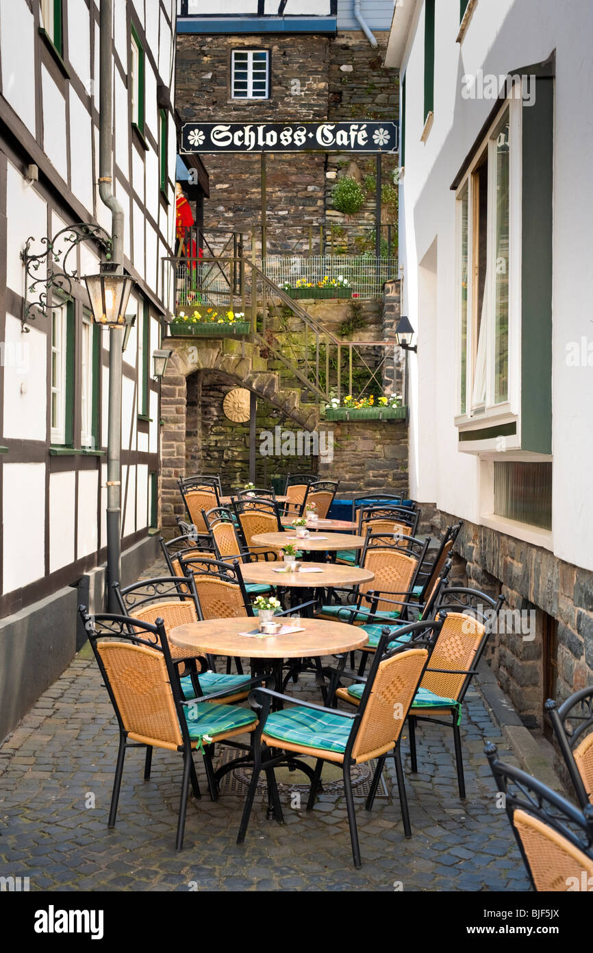 Cafe bar, Germania, con birreria all'aperto nella città di Monschau, nella regione dell'Eifel Foto Stock