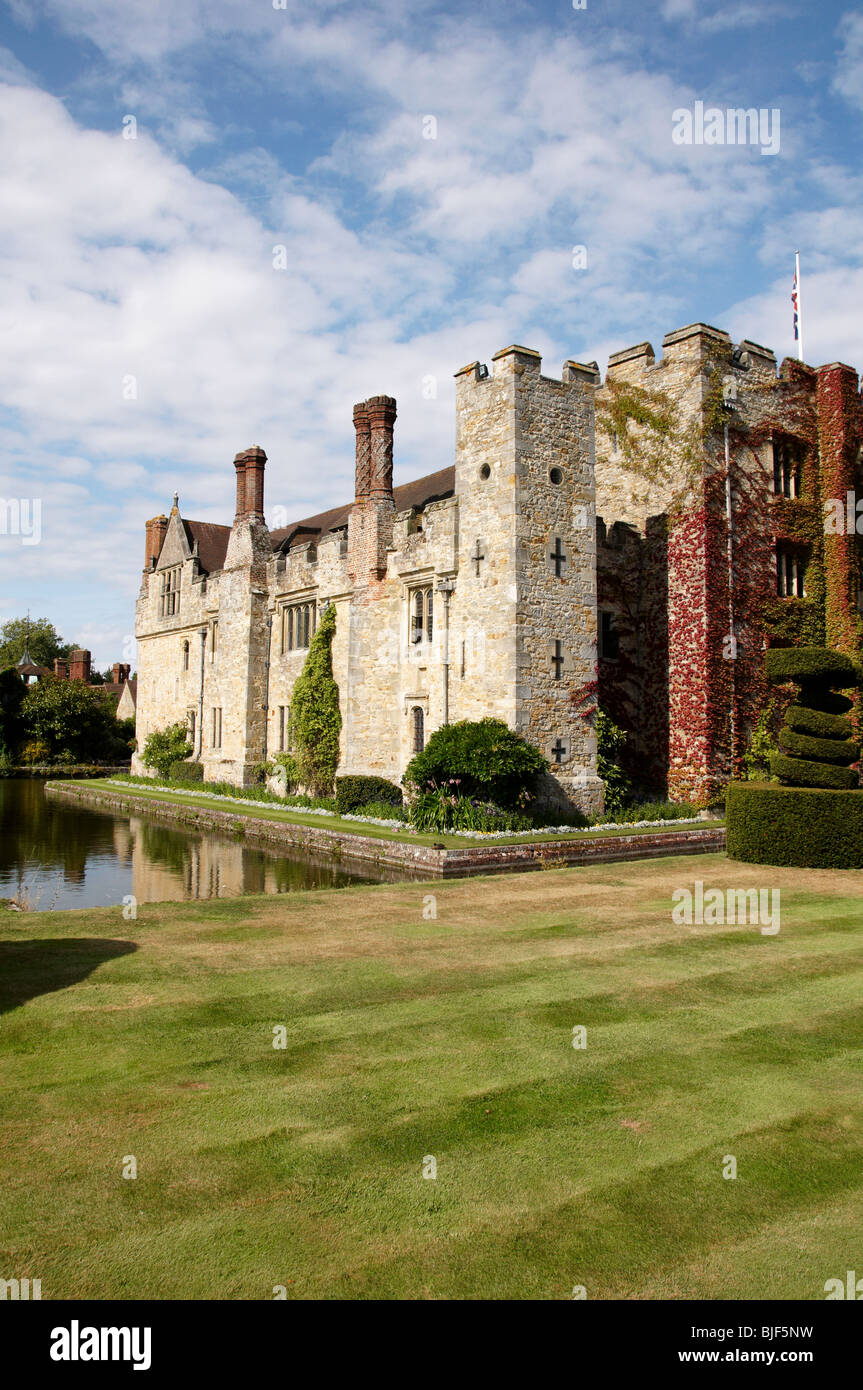 Un inglese un castello medievale in un ambiente da giardino Foto Stock