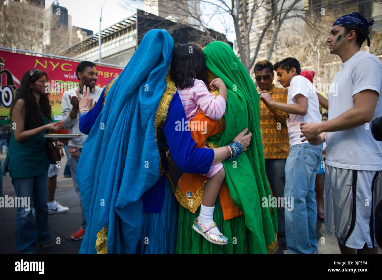 Bhangra ballerini festeggiare le vacanze indiano di Holi presso un festival di strada di New York Foto Stock