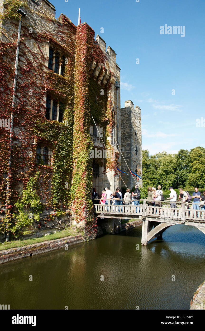 Un inglese un castello medievale con una linea di persone in attesa di andare all'interno Foto Stock