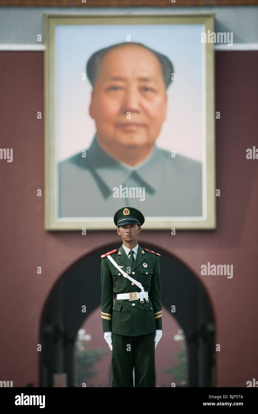 Soldato cinese presso la Porta della Pace Celeste (Tiananmen, accanto a Piazza Tiananmen) a Pechino, in Cina. Foto Stock