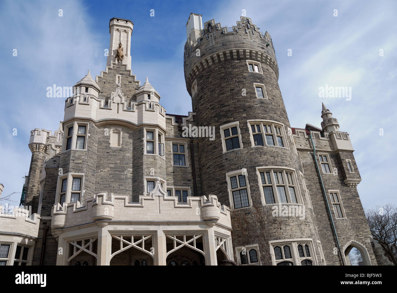 Vista esterna della Casa Loma precedentemente più grandi del Canada residenza privata, ora una popolare destinazione turistica a Toronto in Canada Foto Stock