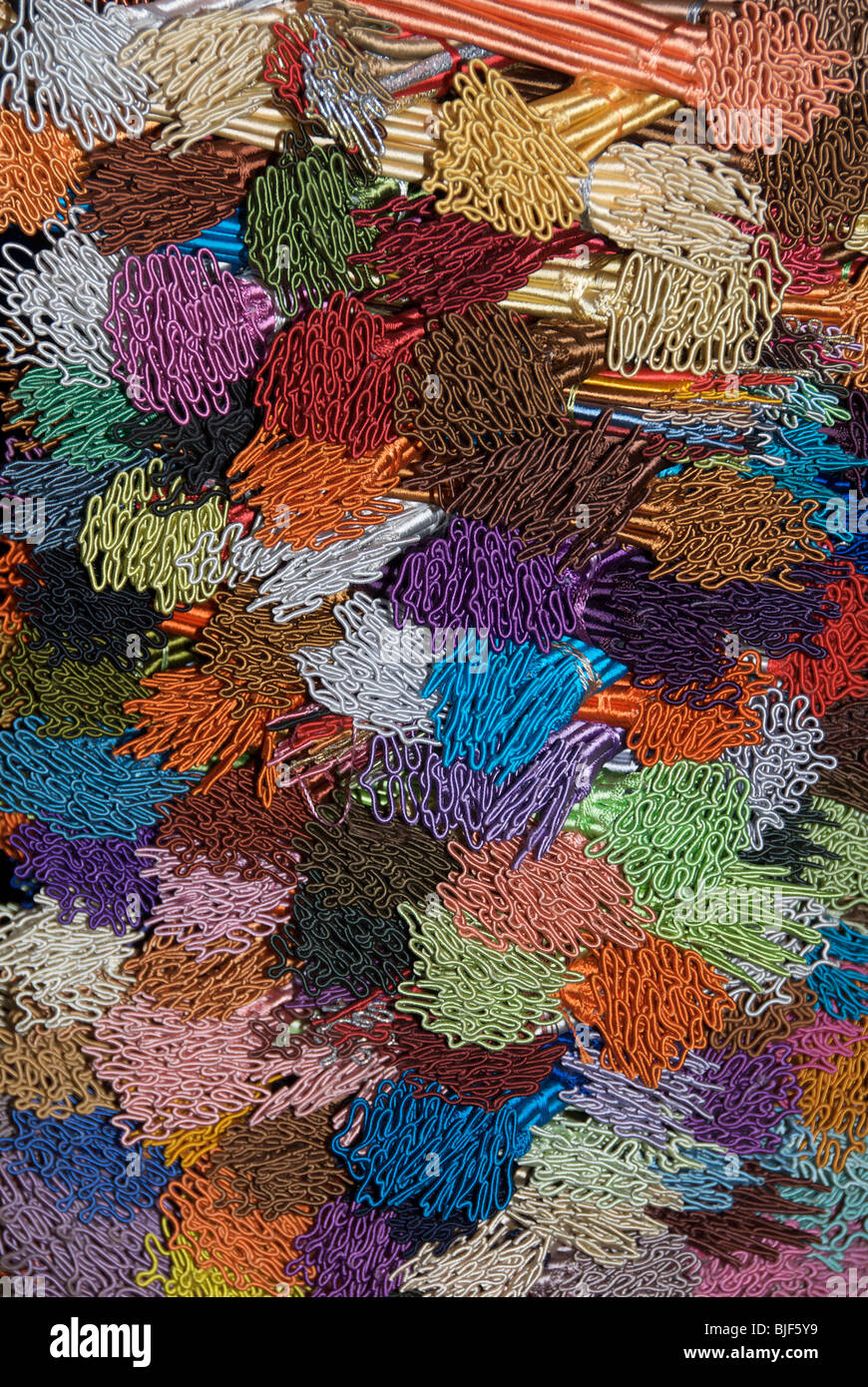 Display a colori nel souk di Marrakech Foto Stock