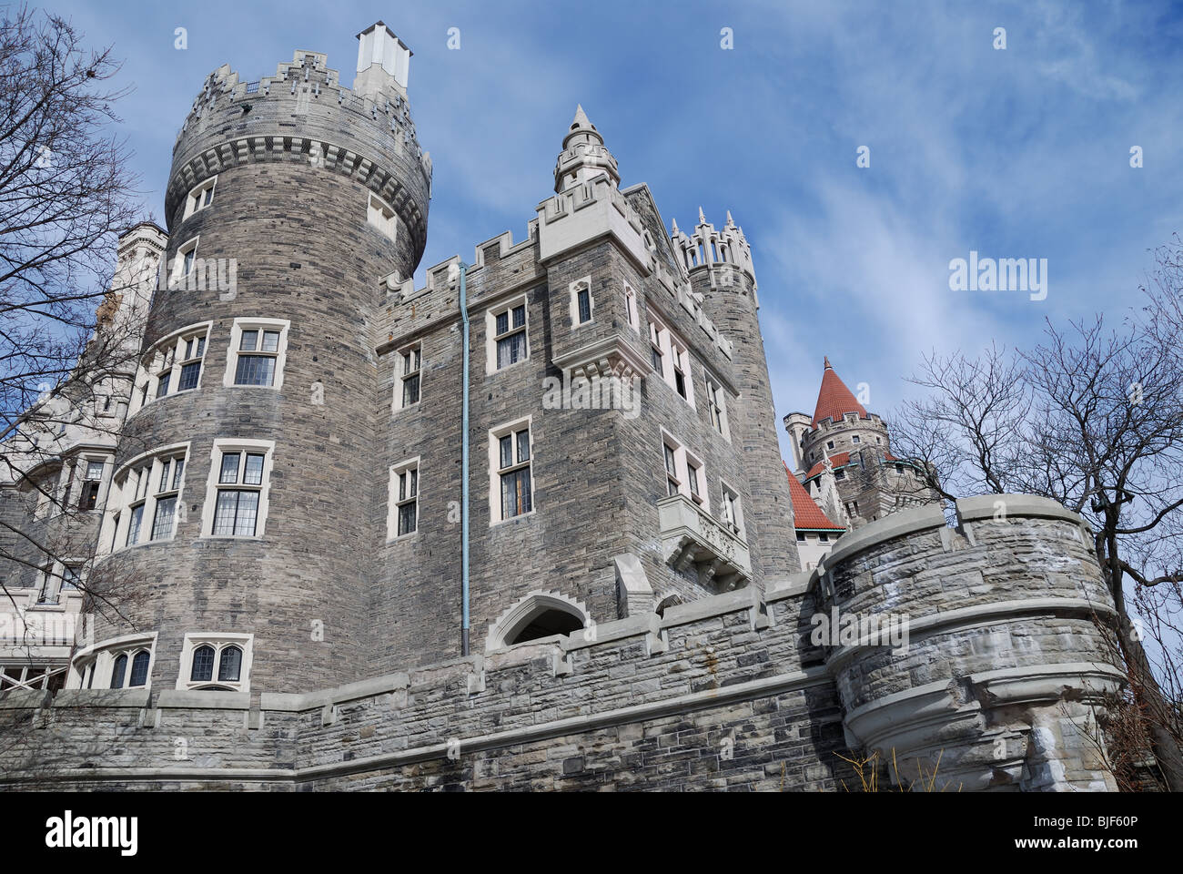 Vista esterna della Casa Loma precedentemente più grandi del Canada residenza privata, ora una popolare destinazione turistica a Toronto in Canada Foto Stock