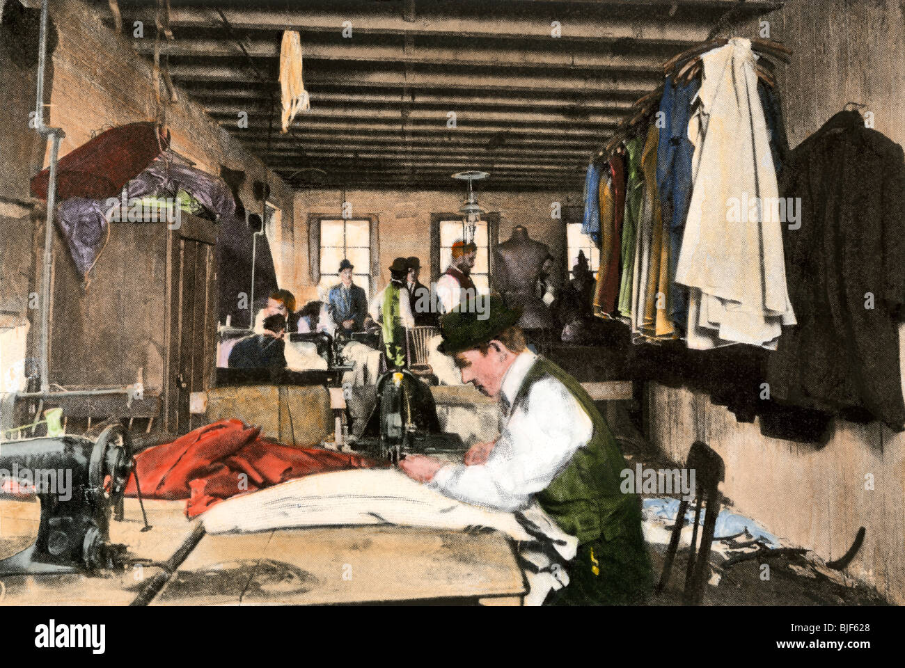 Indumento lavoratori nella parte superiore del retro di un edificio nella città di New York, 1912. Colorate a mano i mezzitoni di una fotografia Foto Stock
