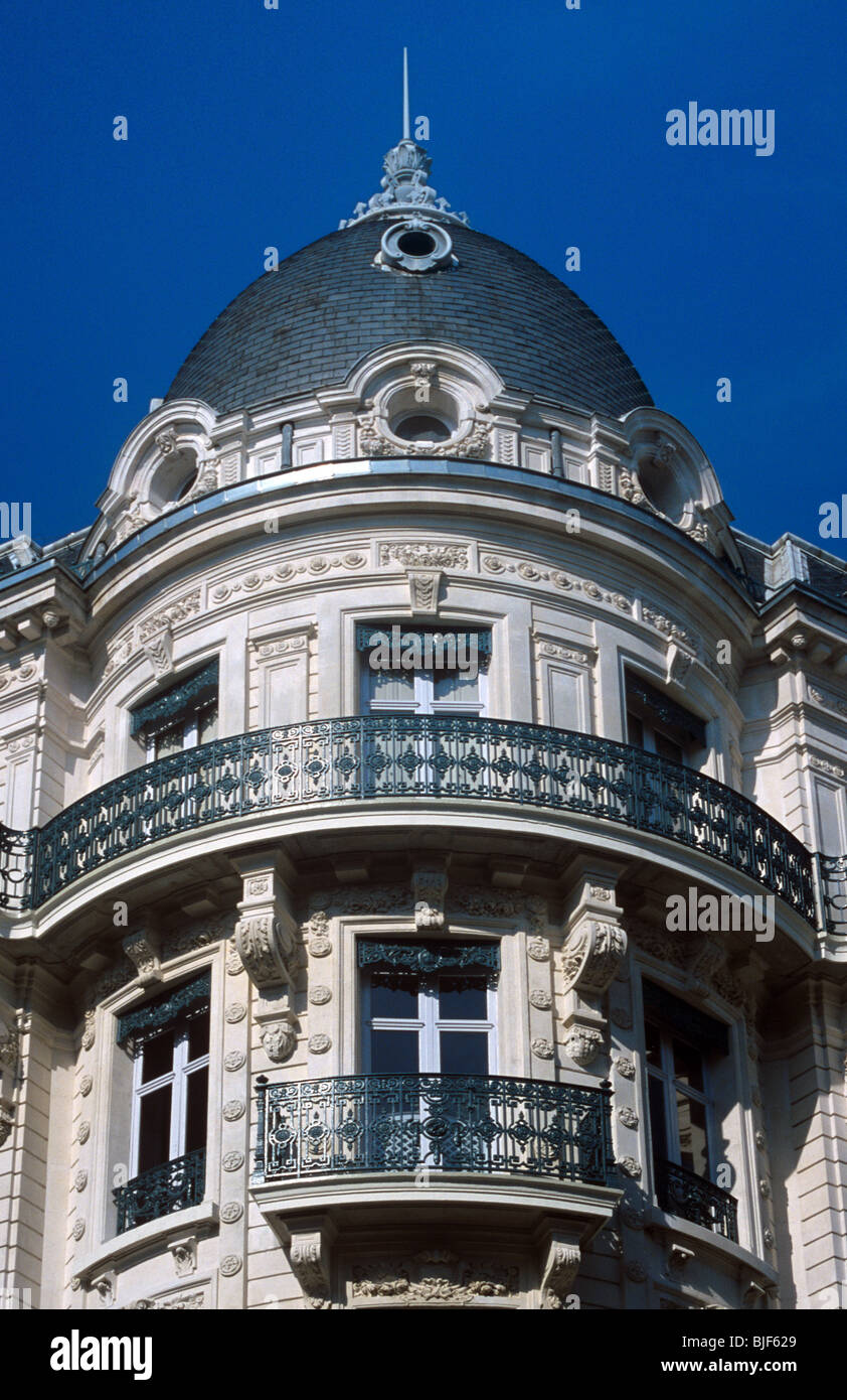 Torre angolare & Cupola di architettura Belle Epoque o il periodo Appartamento Edificio, luogo Notre Dame, Grenoble, Isère, Francia Foto Stock