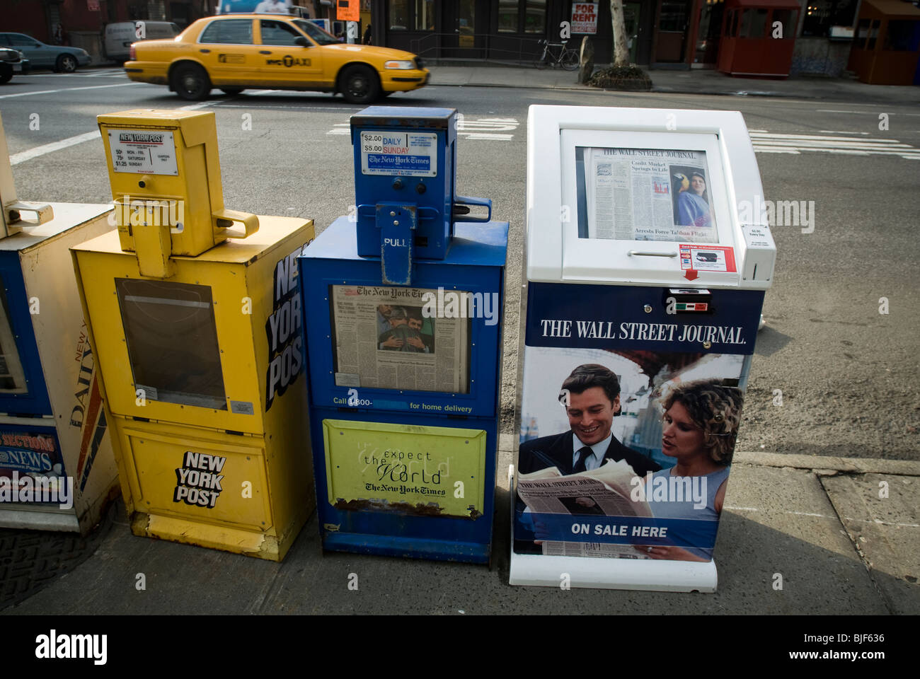 Wall Street Journal e il New York Times e NY Post giornale delle scatole di distribuzione nella New York quartiere di Chelsea Foto Stock