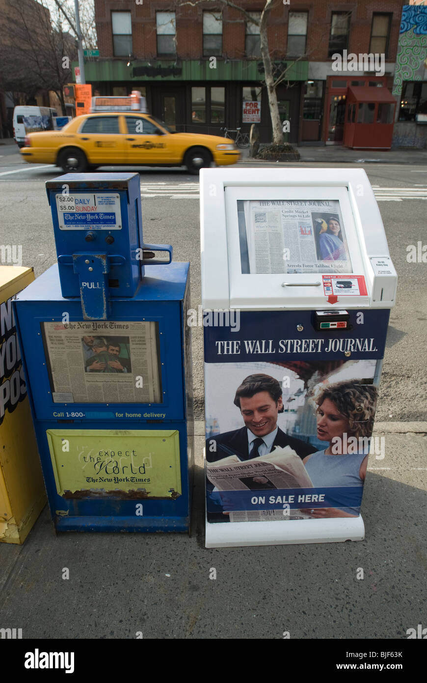 Wall Street Journal e New York Times delle scatole di distribuzione nella New York quartiere di Chelsea Foto Stock
