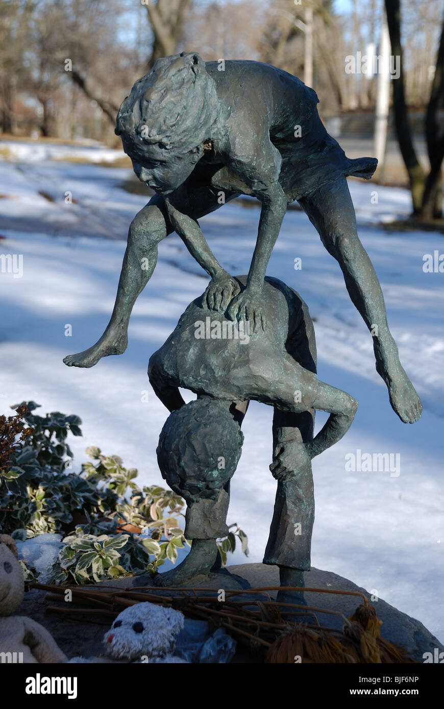 Monumento unico in bronzo con bambini che giocano a baldacchino che segna una tomba per bambini nel cimitero Mount Pleasant di Toronto Foto Stock