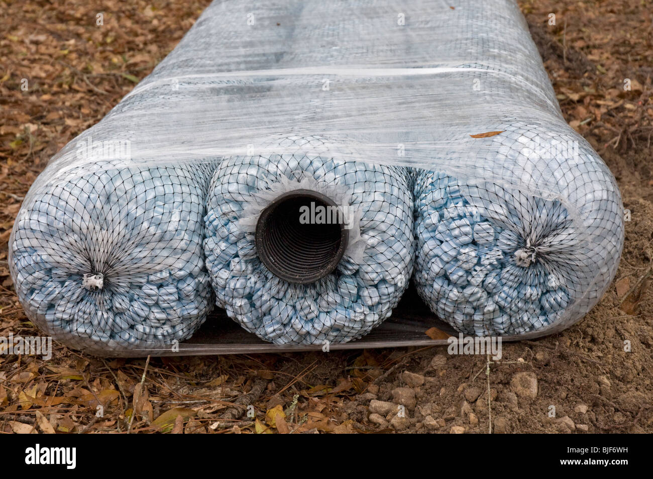 Installazione di un nuovo sistema settico drainfield con EZ flow plastica riciclata palline di polistirolo per assorbimento di rifiuti Foto Stock