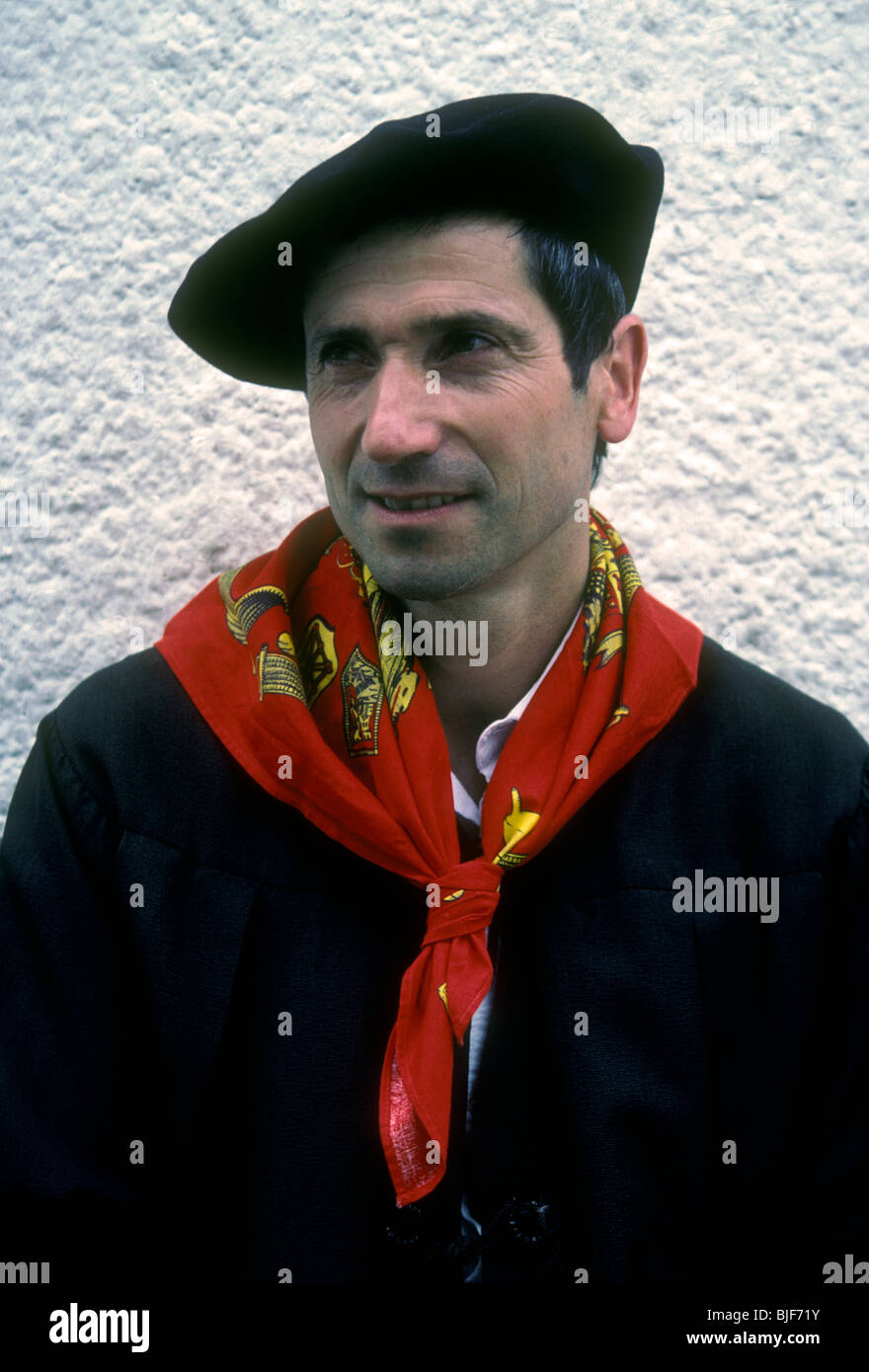 1, uno, basco francese, francese, uomo, indossando il berretto nero, noce  basco, Paesi Baschi francesi, Saint-Etienne-de-Baigorry, Francia Foto stock  - Alamy
