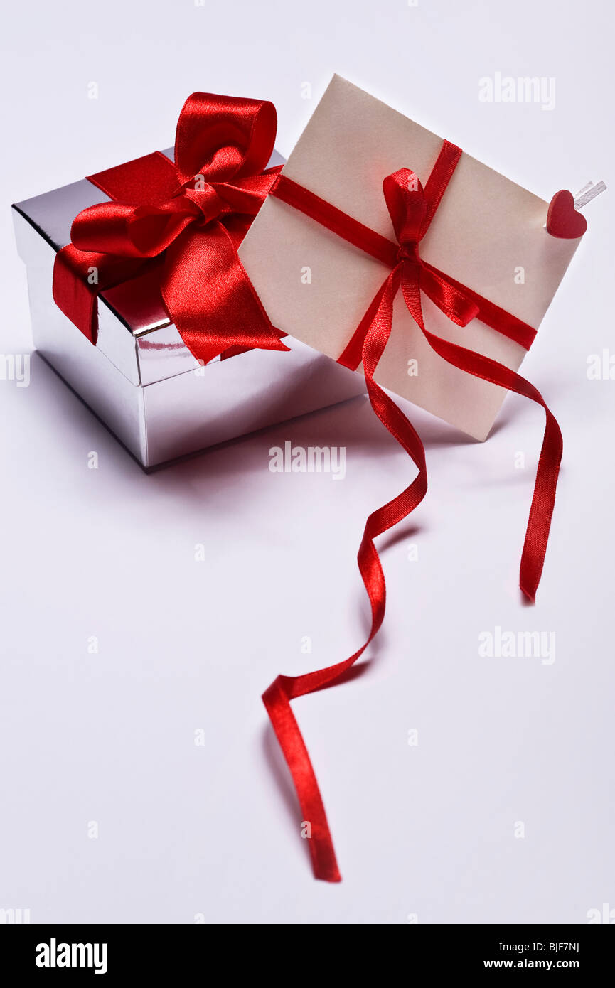 Argento decorativo dono con involucro isolato su sfondo bianco Foto Stock