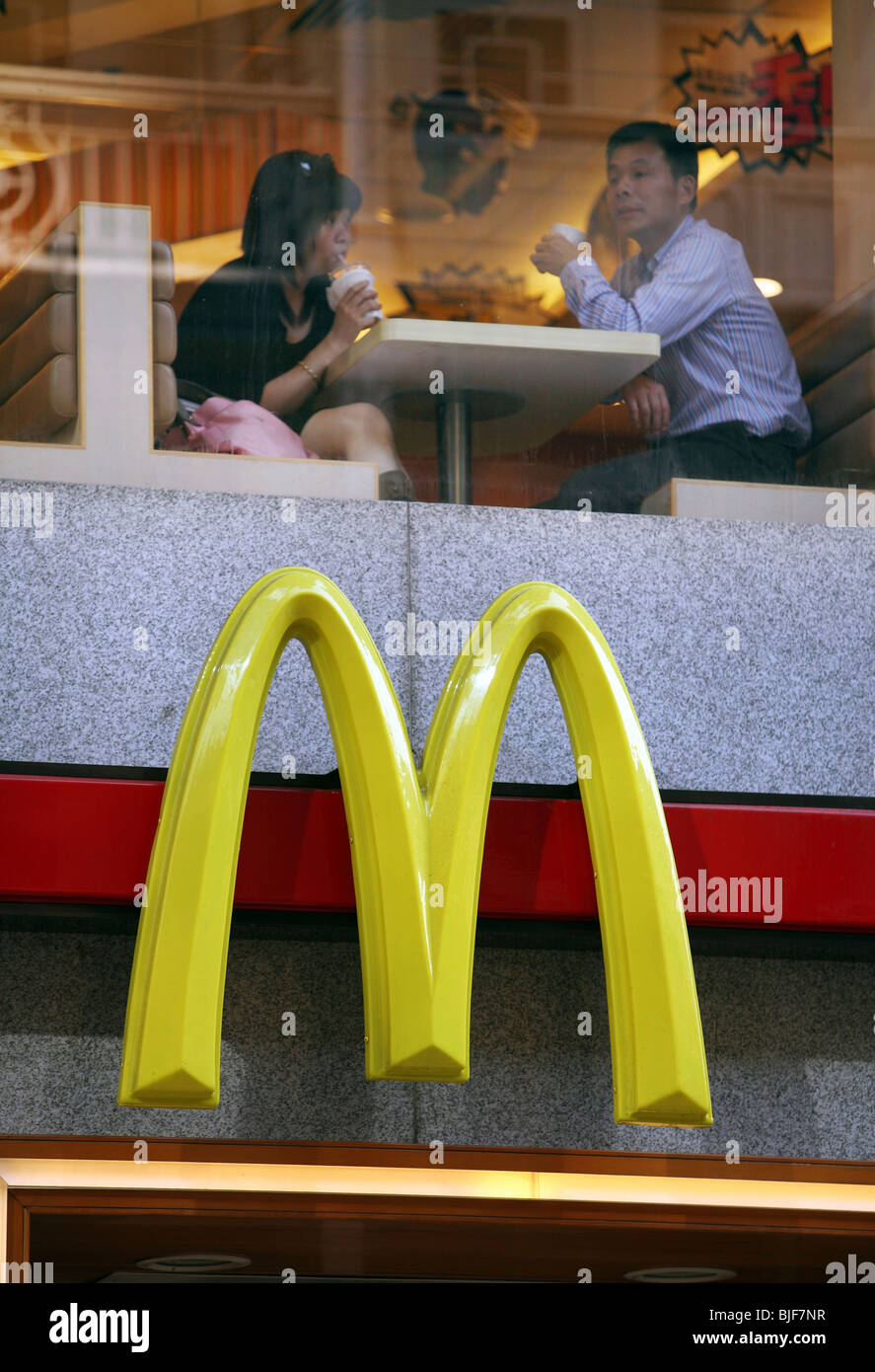 Persone presso un ristorante McDonald's, Macao, Cina Foto Stock