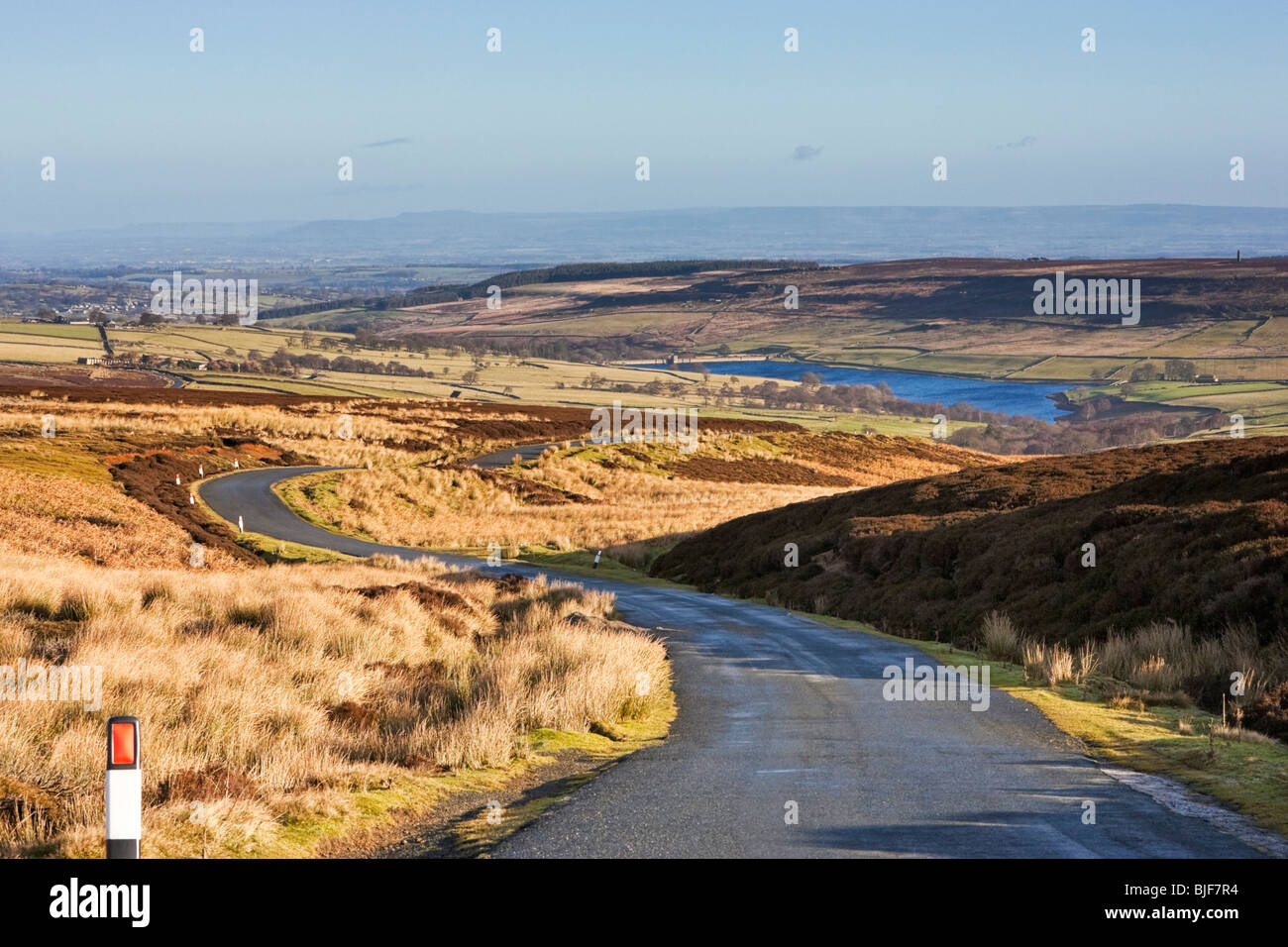 Strada tortuosa, Regno Unito. Strada aperta per Leighton Reservoir vicino a Masham a Nidderdale nello Yorkshire Dales, Inghilterra, Regno Unito Foto Stock