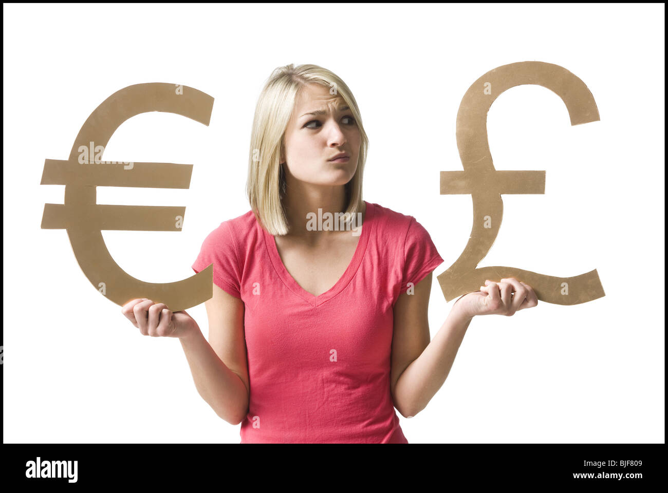 Donna che mantiene i simboli di valuta Foto Stock