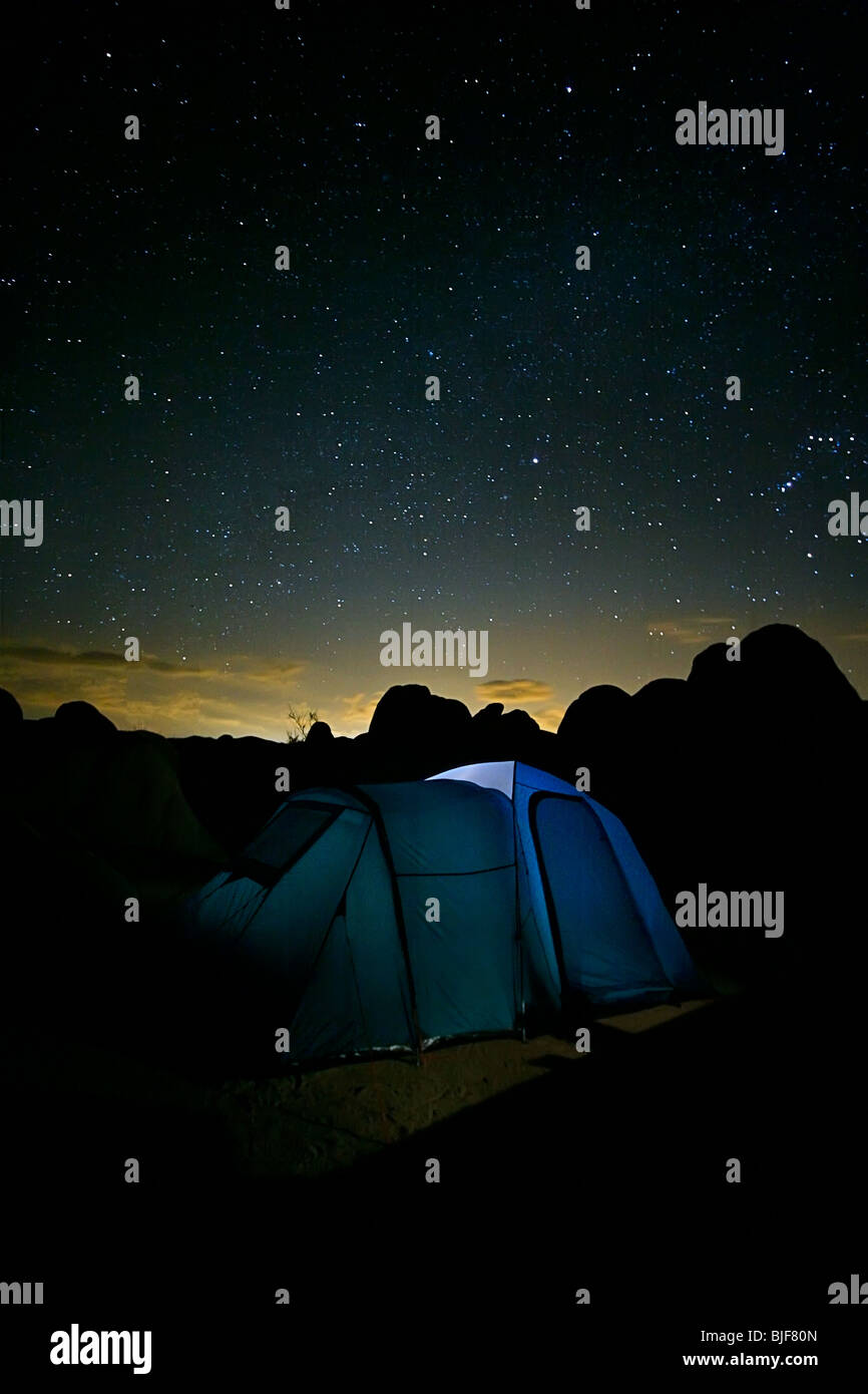 Una tenda sotto un cielo notturno con stelle Foto Stock