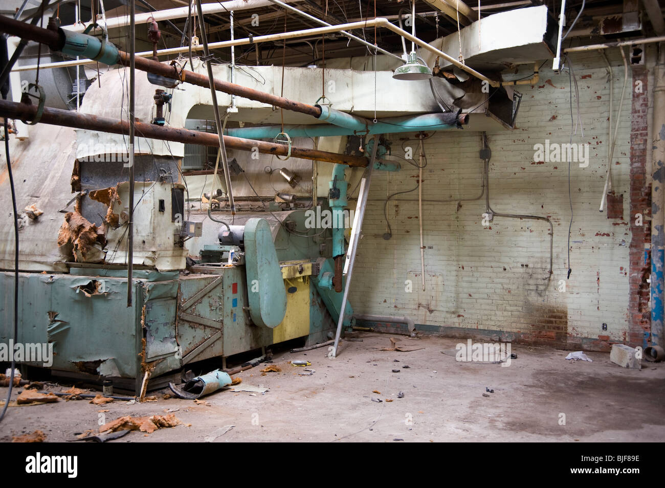 Vecchia macchina rotti in fabbrica abbandonata, Philadelphia, Stati Uniti d'America Foto Stock