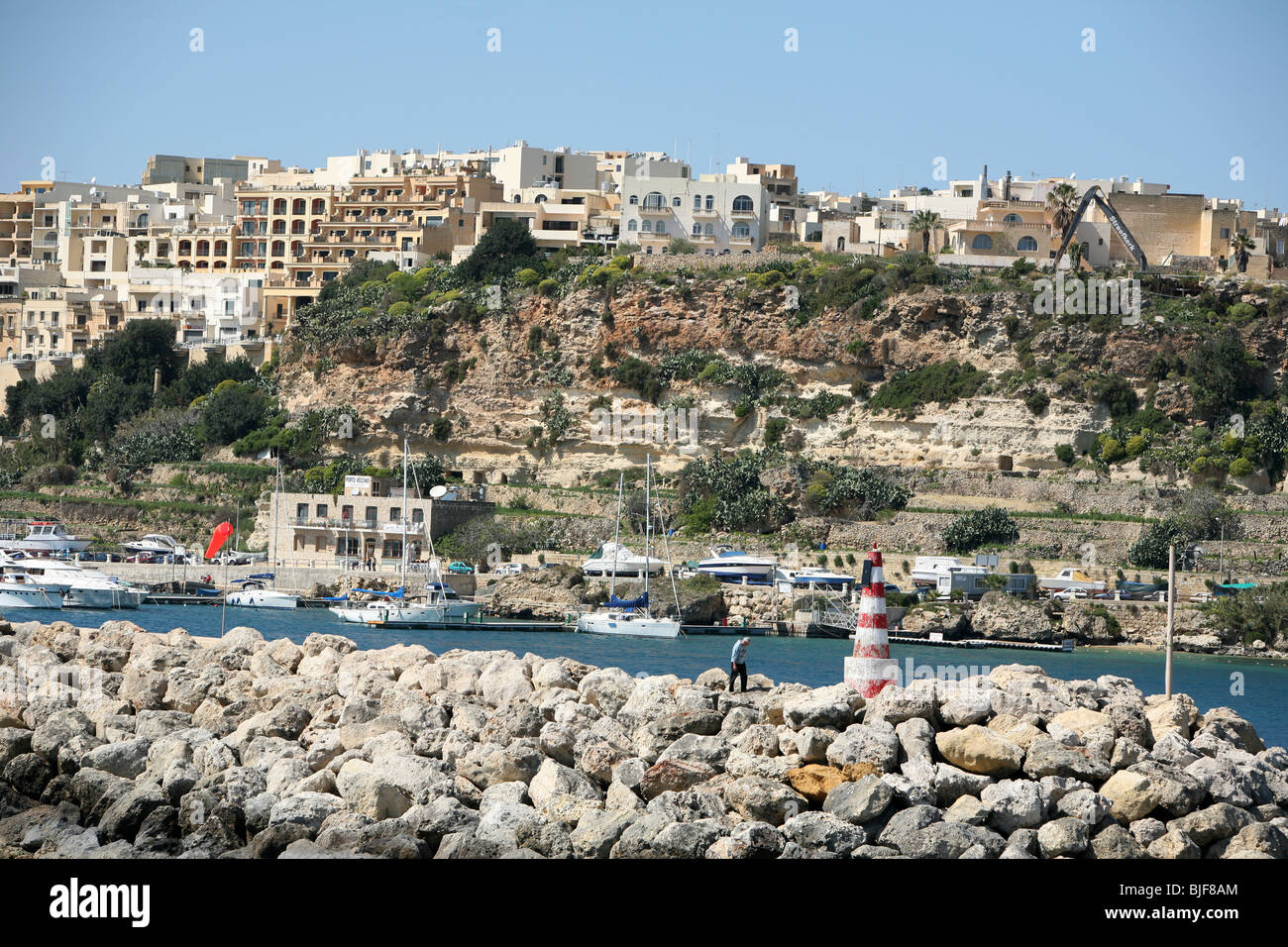 In arrivo nel porto di Ghajnsielem o Mgarr a Gozo un'isola nell'arcipelago Maltese Foto Stock