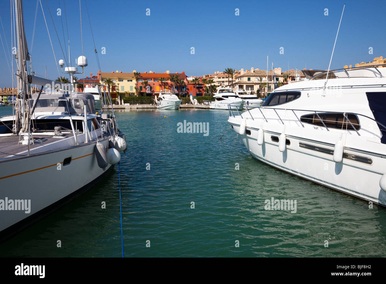Marina con le case e le barche a Sotogrande, Spagna Foto Stock