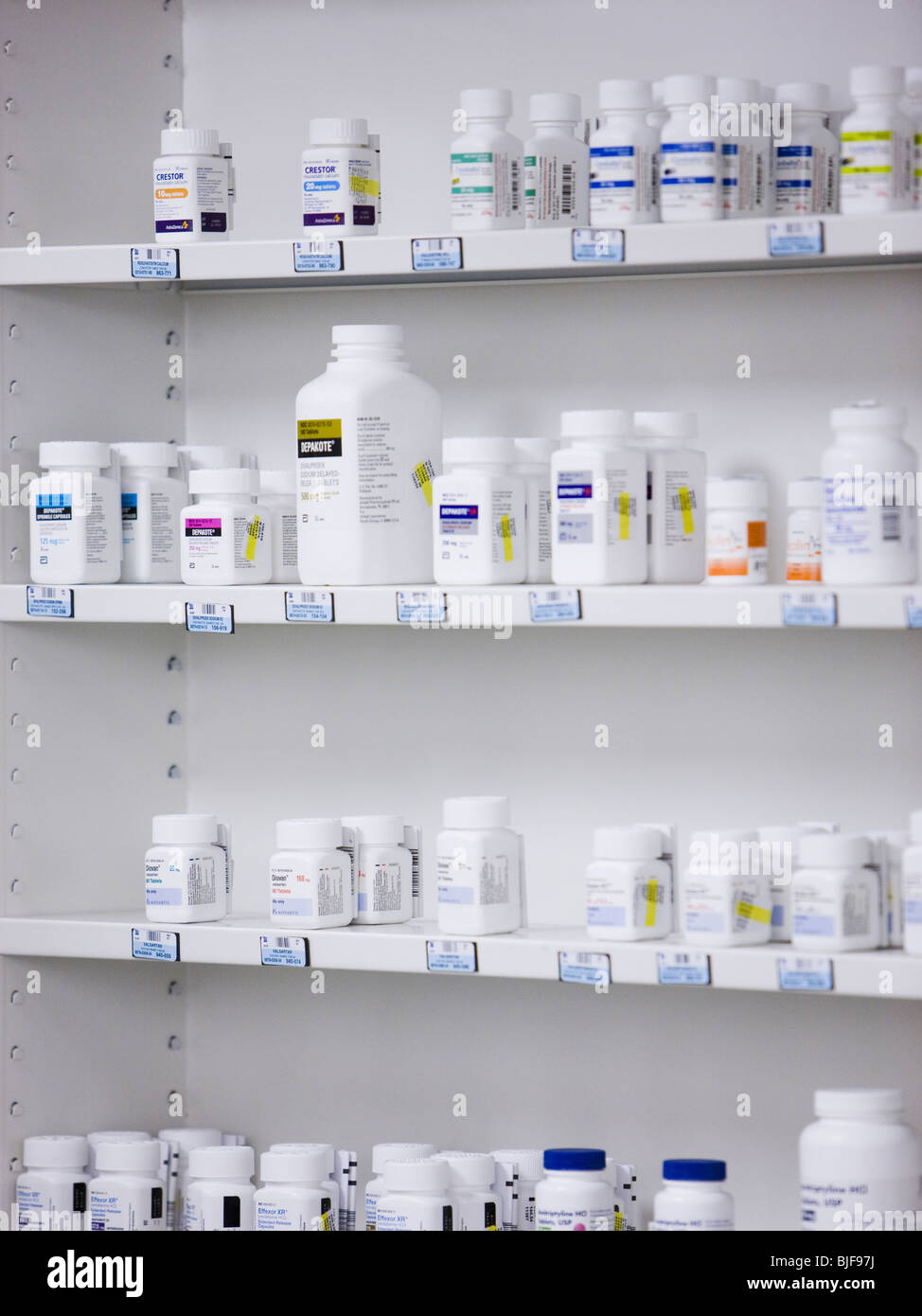 Bottiglie sugli scaffali in una farmacia Foto Stock