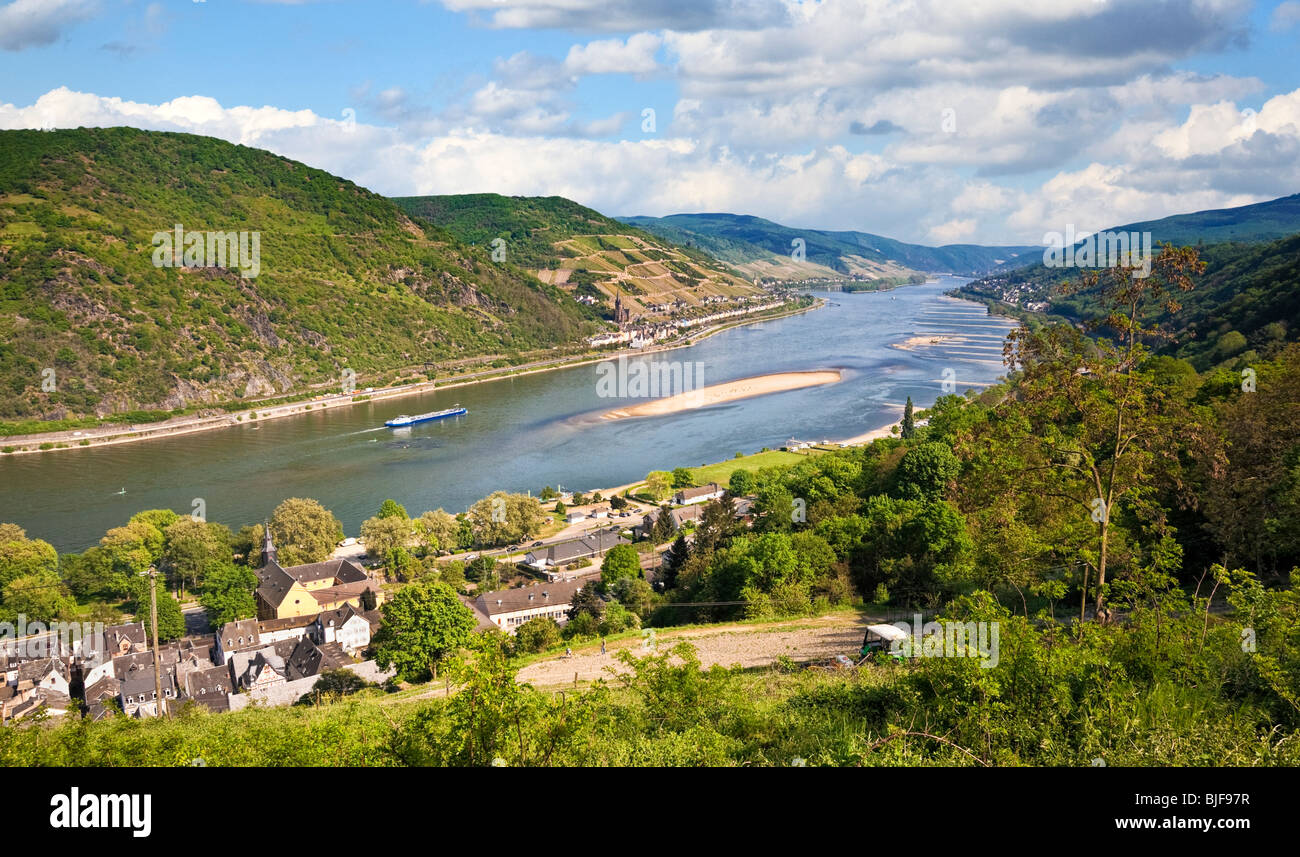 Fiume Reno, Germania - paesaggio che guarda a Lorchhausen e Lorch in Renania, Europa Foto Stock