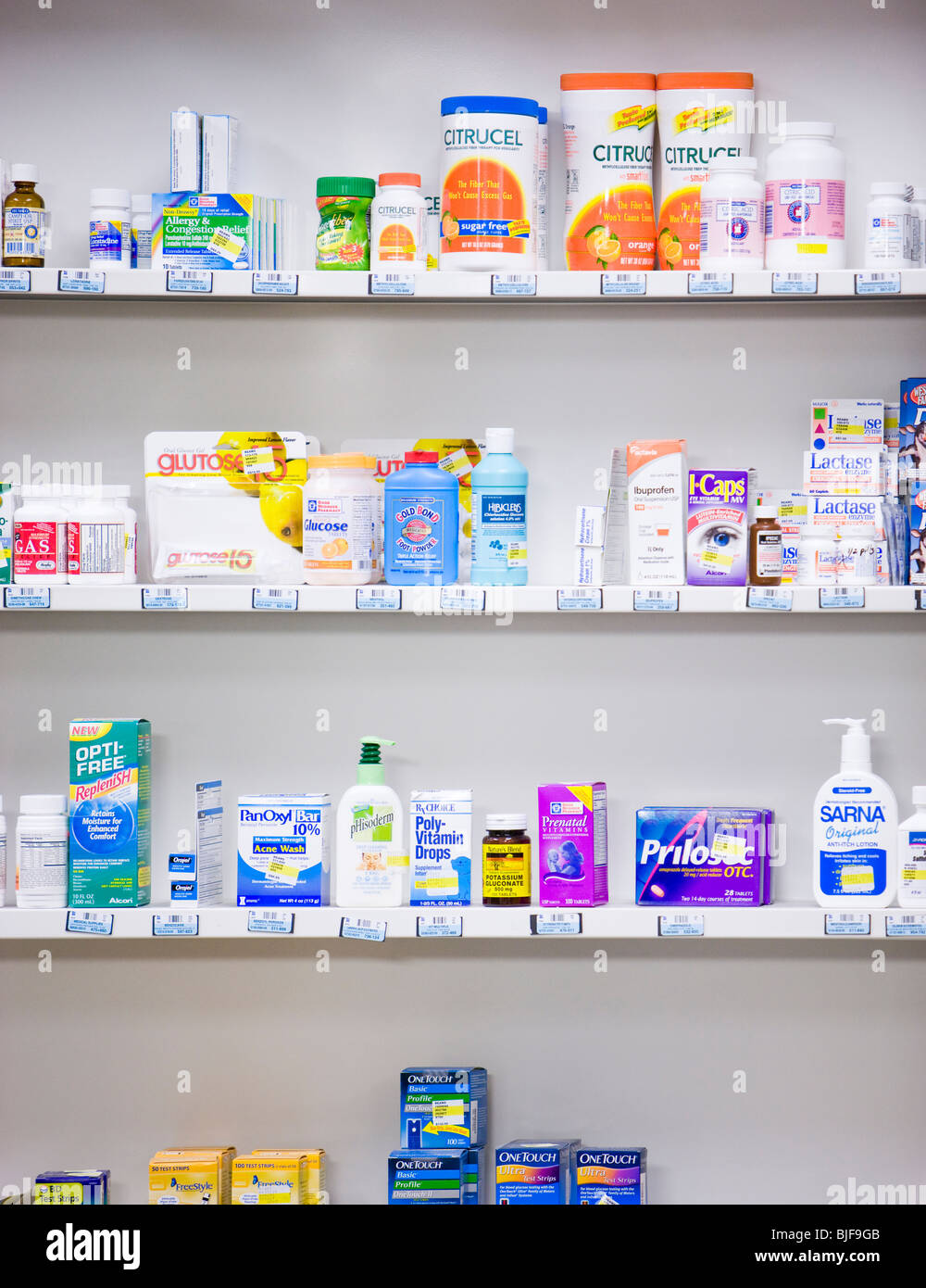 Bottiglie sugli scaffali in una farmacia Foto Stock