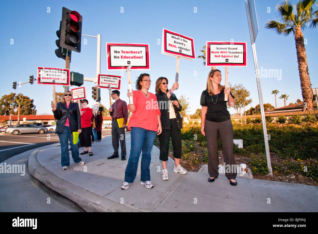 Stadio di insegnanti di un angolo di strada picket contro una minaccia di pagare tagliato dalla città school board Mission Viejo, California. Foto Stock
