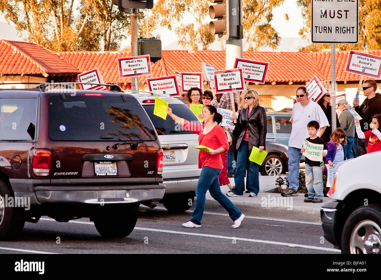 Stadio di insegnanti di un angolo di strada picket contro una minaccia di pagare tagliato dalla città school board Mission Viejo, California. Foto Stock