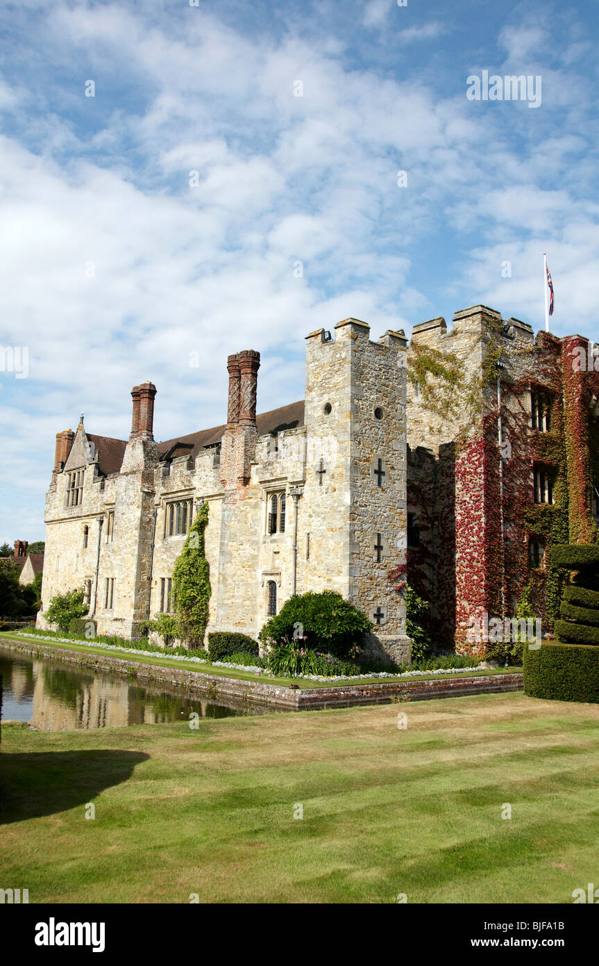 Un inglese un castello medievale in un ambiente da giardino Foto Stock