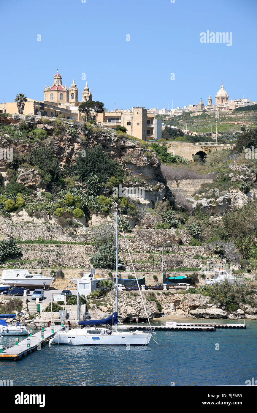 In arrivo nel porto di Ghajnsielem o Mgarr a Gozo un'isola nell'arcipelago Maltese Foto Stock