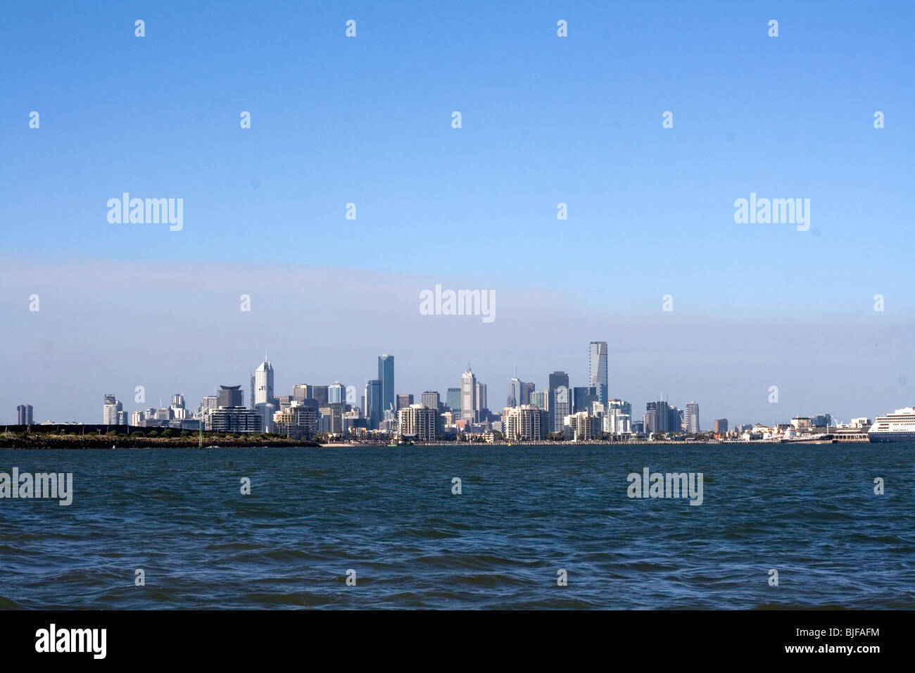 Vista di Melbourne CBD da Jarra traghetto sul fiume. Foto Stock