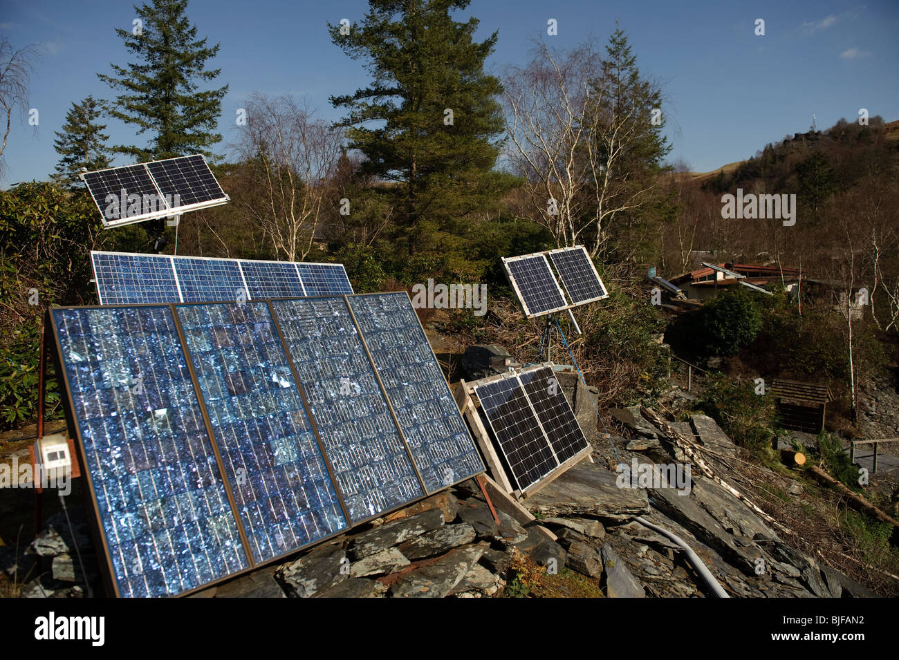 Array di pannelli solari fotovoltaiche cellule la generazione di elettricità a CAT - Il Centro per la tecnologia alternativa, Wales UK Foto Stock