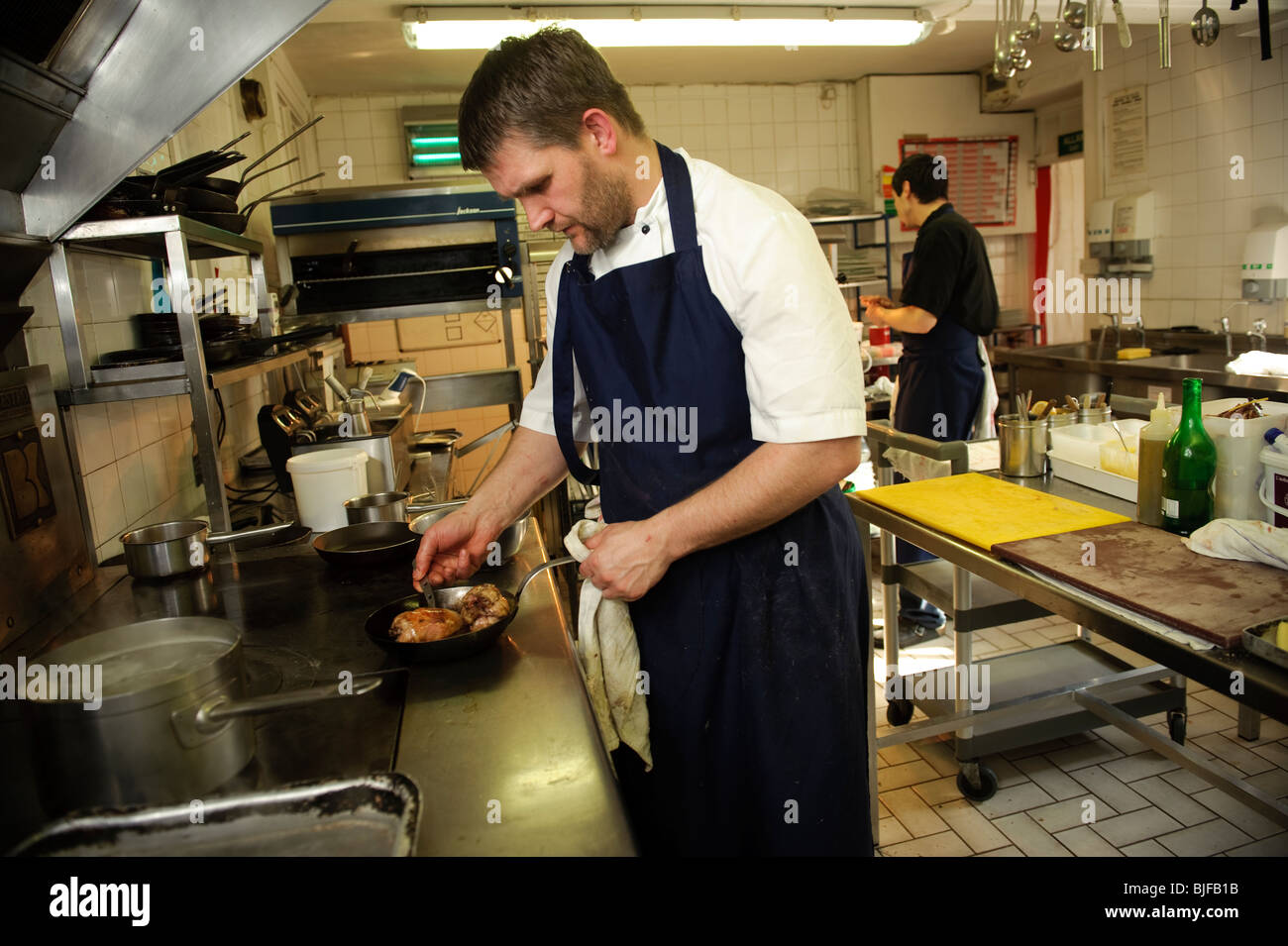 SHANE HUGHES, chef stella Michelin a Ynyshir Hall Hotel, la preparazione di prodotti localmente il cibo per il pranzo. Ynys Hir , Wales UK Foto Stock