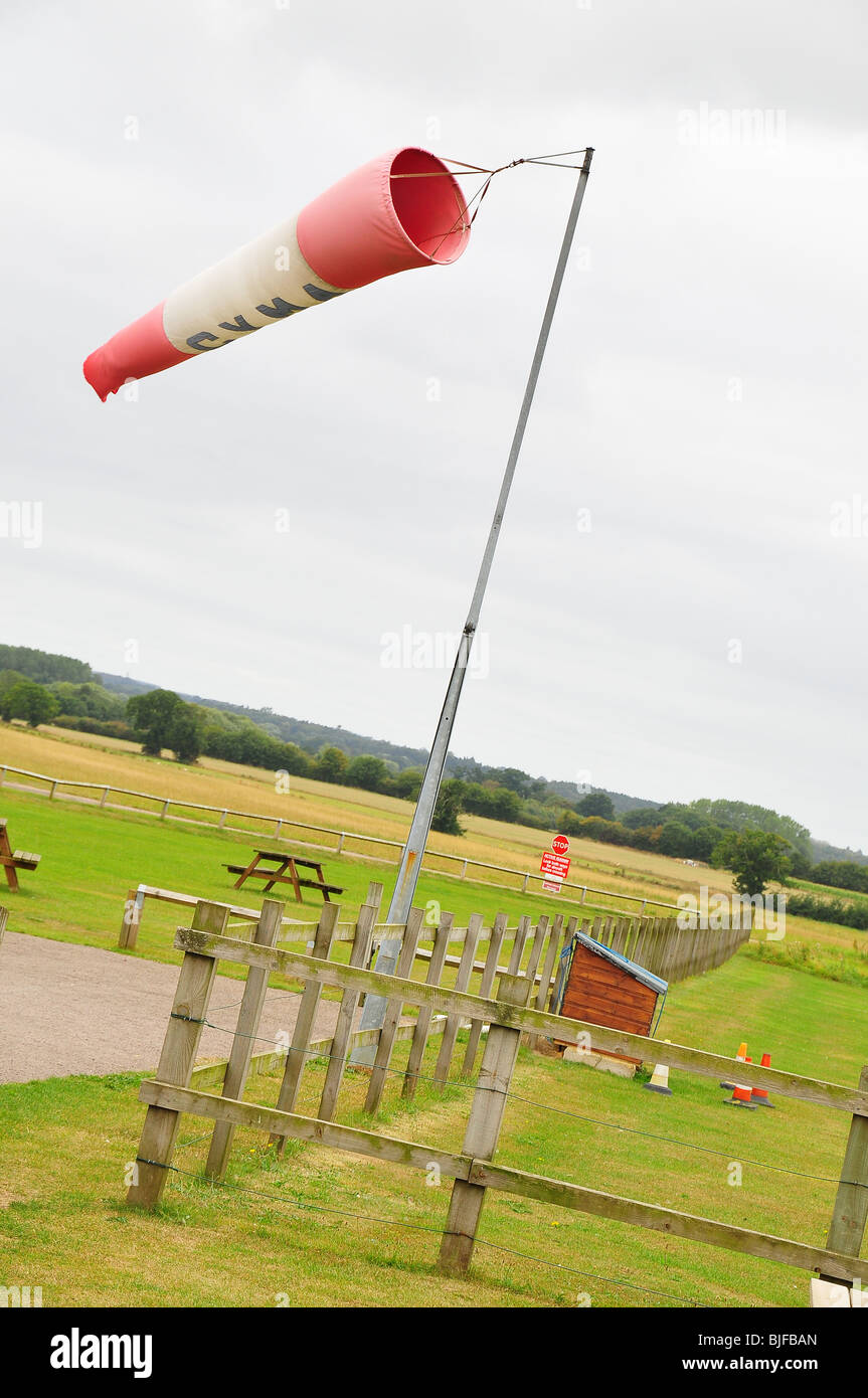 Una manica a vento presso Old Buckenham airfield, Norfolk, Regno Unito Foto Stock