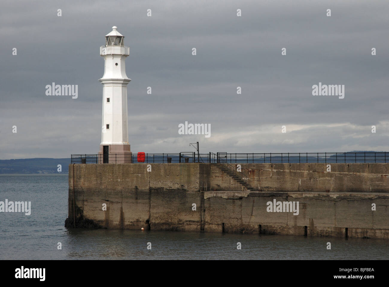 Faro di Newhaven Harbour e sul Firth of Forth, Edimburgo, Scozia. Foto Stock