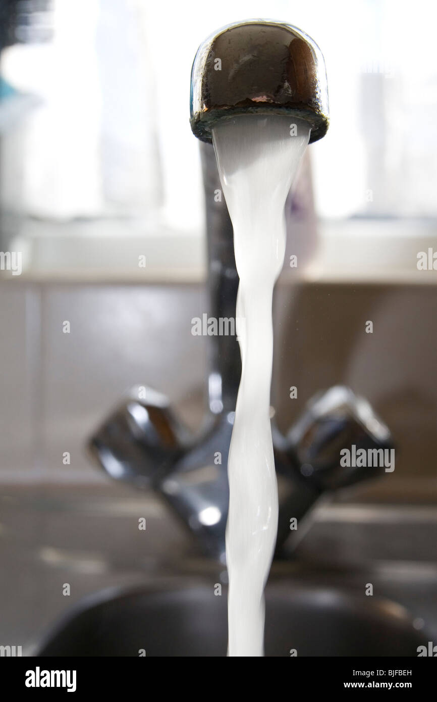 L'acqua contaminata da un rubinetto da cucina Foto Stock