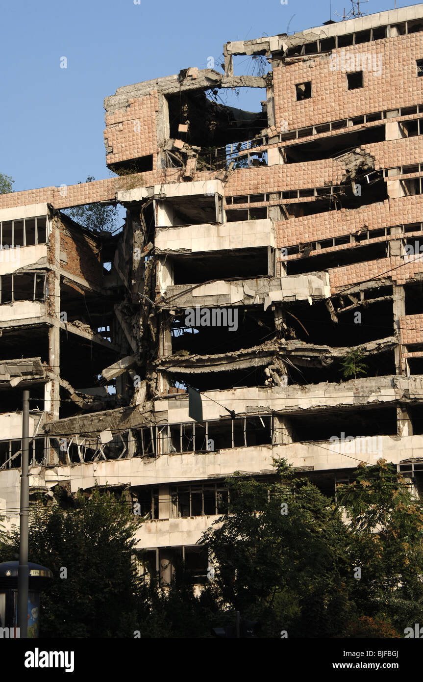 Repubblica di Serbia. Belgrado. Gli edifici del governo distrutta durante i bombardamenti della NATO della Jugoslavia guerra. Foto Stock