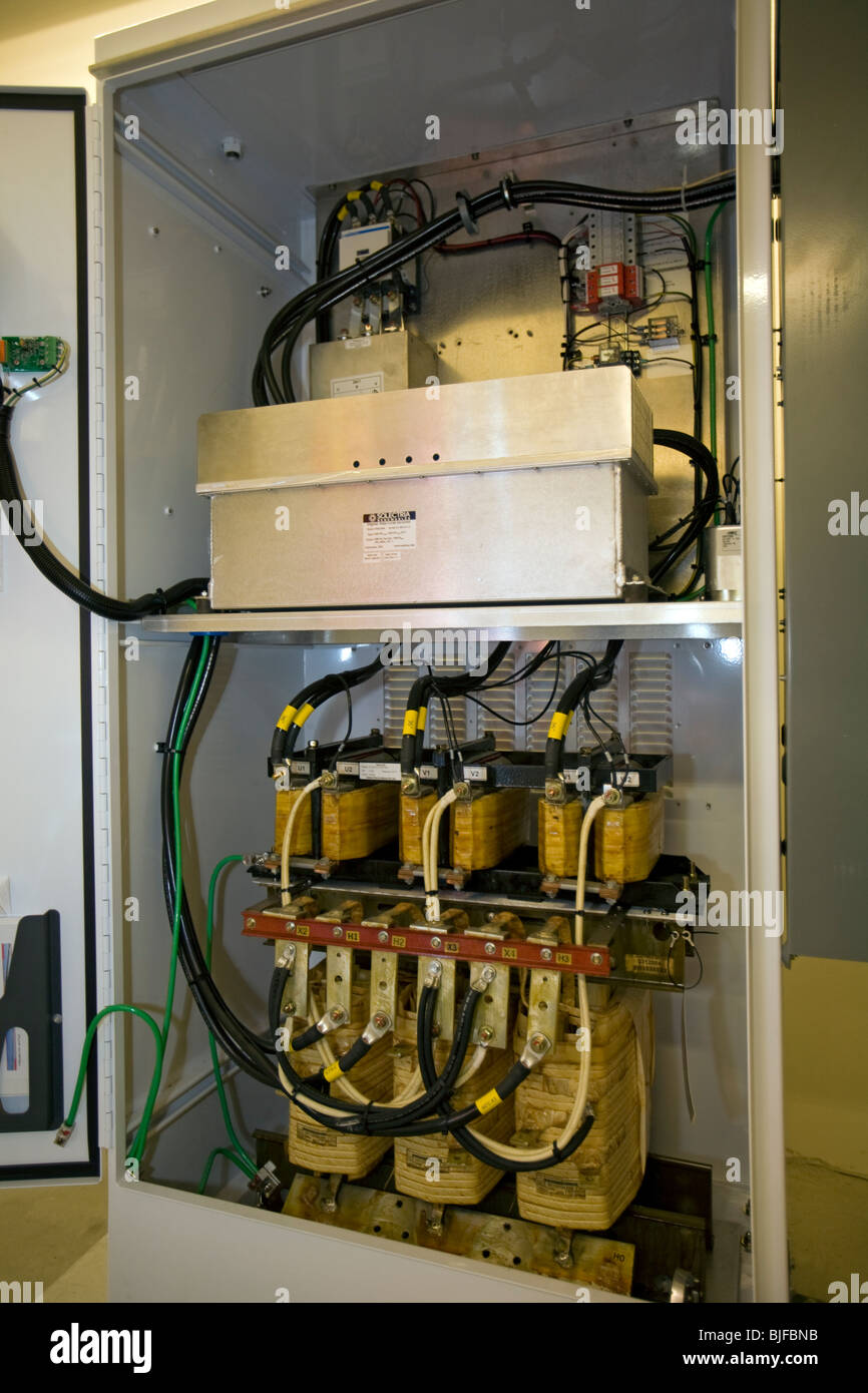 Grid-Tied Inverter Fotovoltaici nella sala di controllo di Big Blue Bus ...