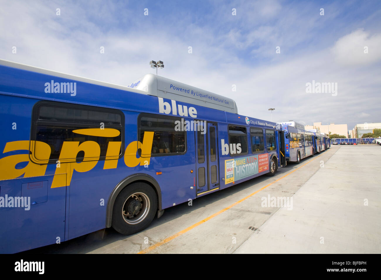 Big Blue Bus Terminal autobus alimentati a gas naturale liquefatto (GNL). Santa Monica, Los Angeles, California, Stati Uniti d'America Foto Stock