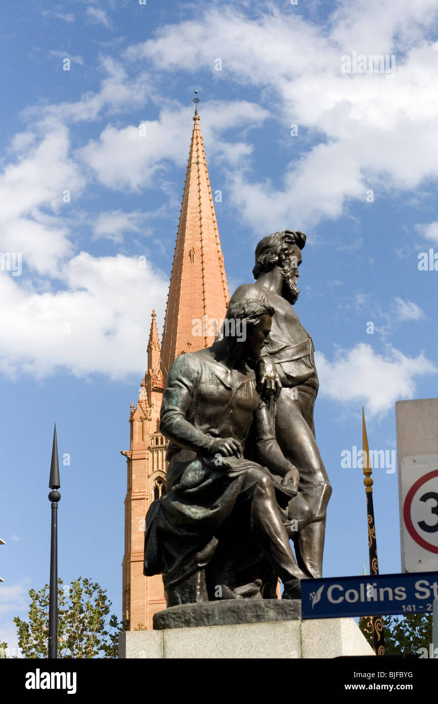 Una statua di fronte ad una chiesa in Collins Street, Melbourne, Australia. Foto Stock