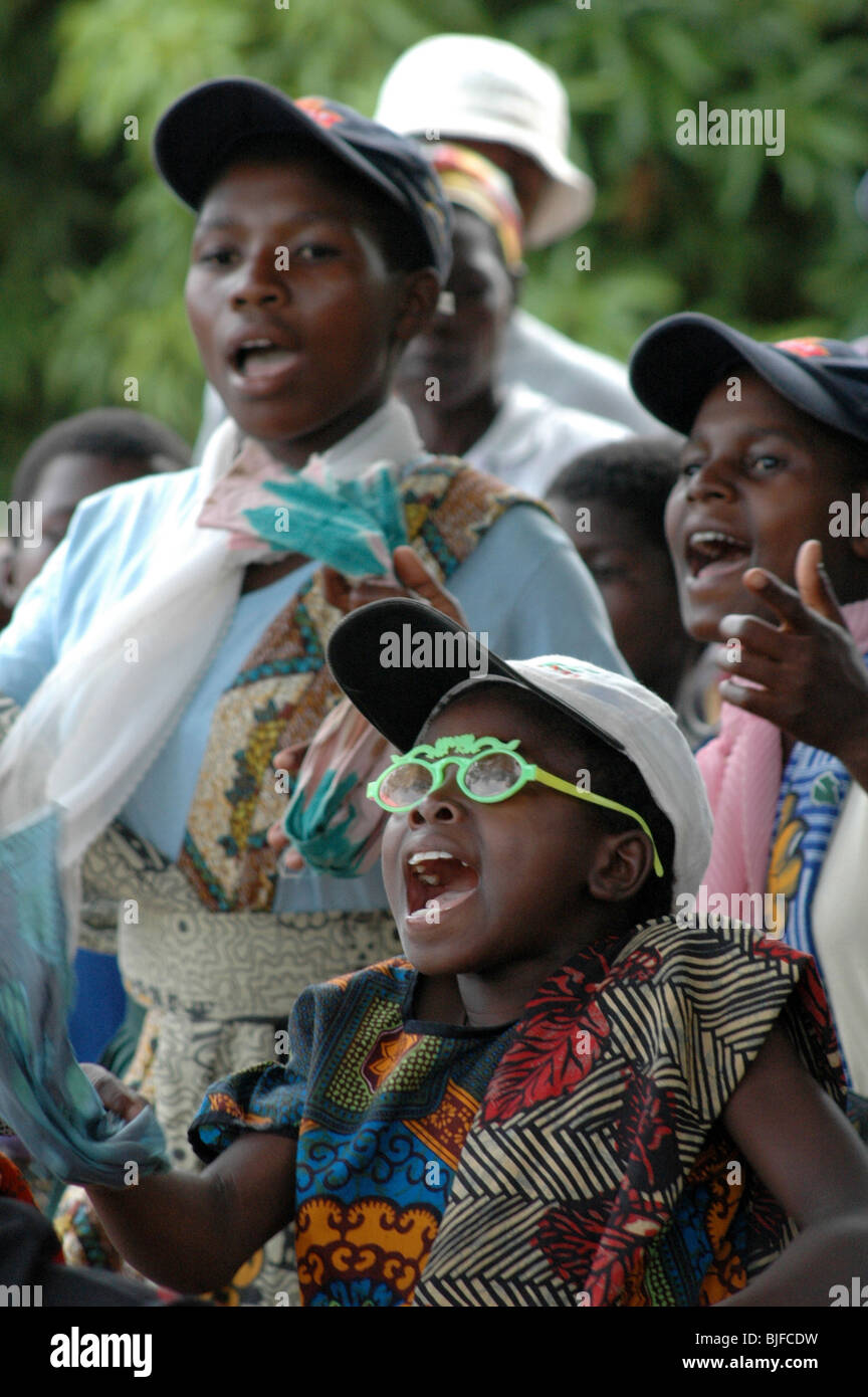 I ballerini di intrattenere in un villaggio locale spettacolo di danza vicino a Nkhata Bay sulla riva del lago. Il lago Malawi Malawi, Africa del Sud, Africa Foto Stock