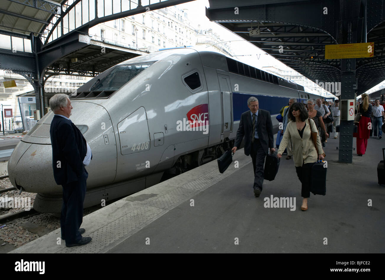 Un treno TGV in su una stazione in Parigi, Francia Foto Stock
