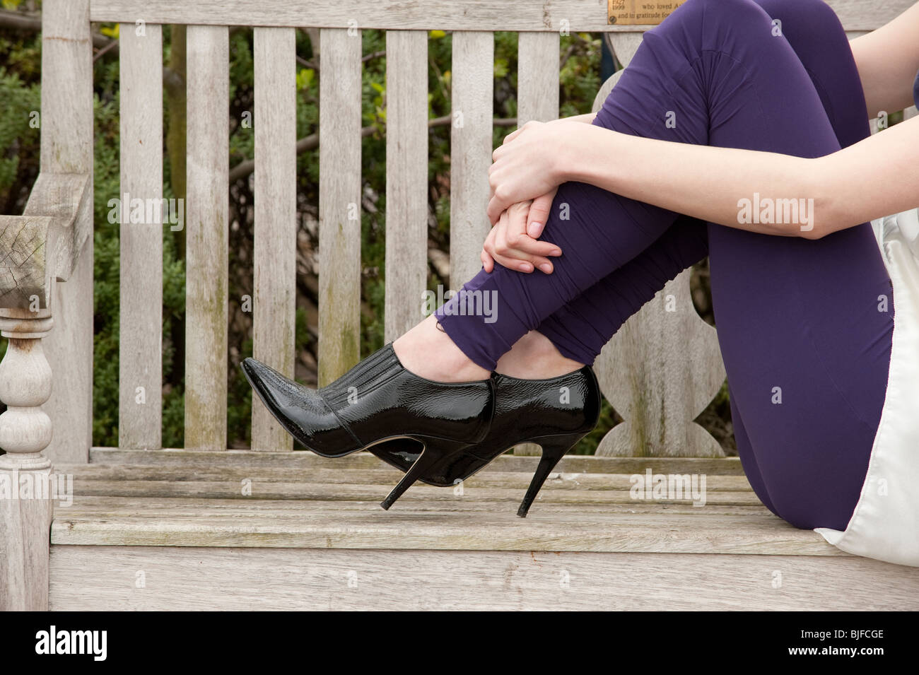 Femmina con viola Lycra gambali e alta scarpe con tacco. Modello  completamente rilasciato Foto stock - Alamy